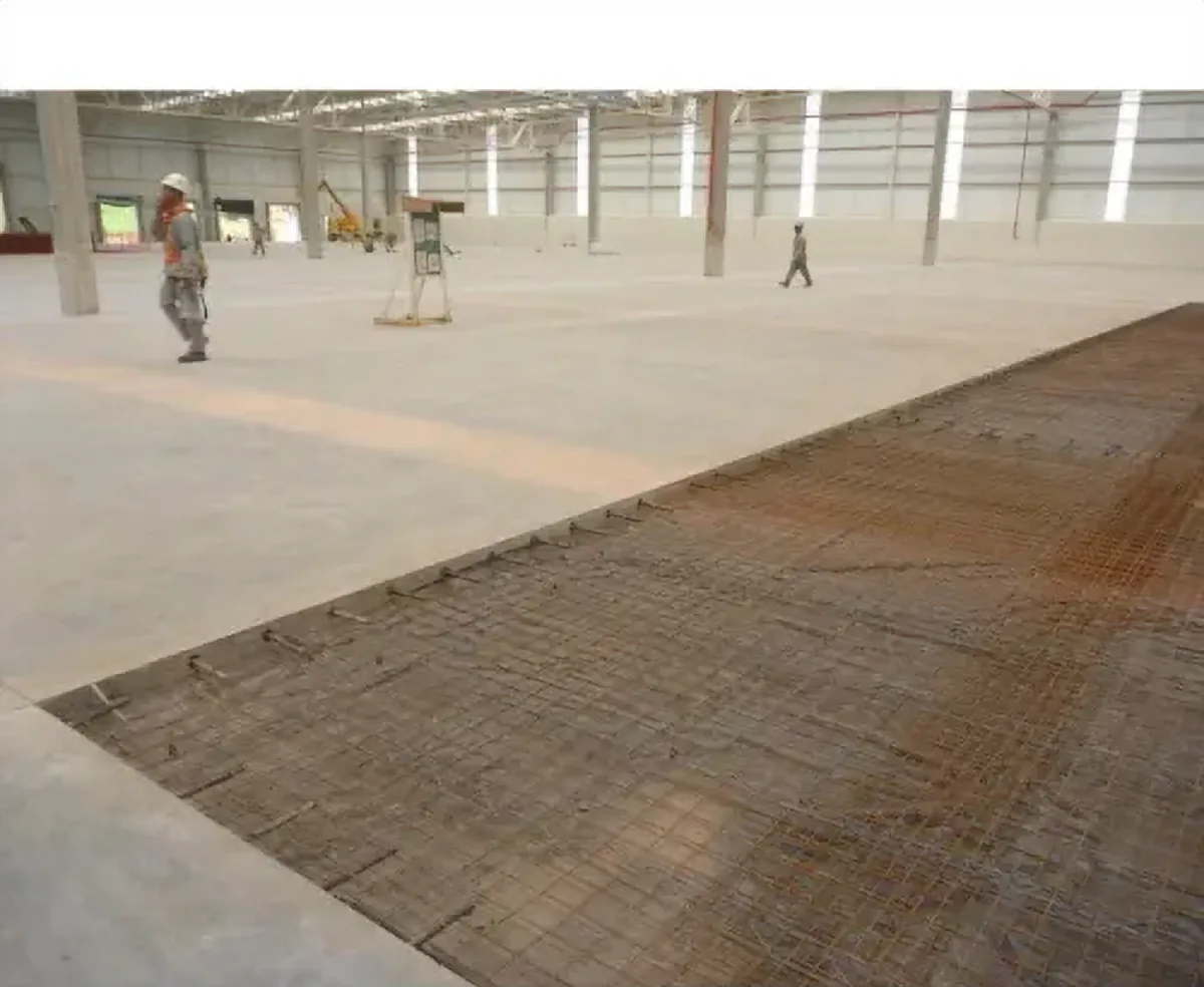 Piso de concreto em galpão com armadura preparada para a próxima etapa